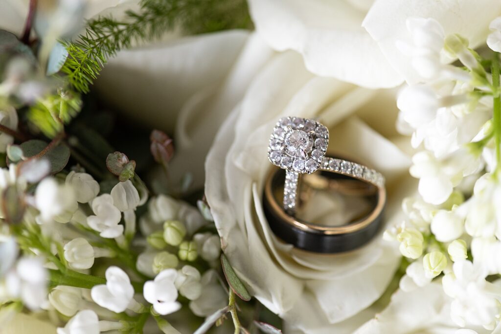 weddings rings in white flower